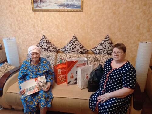 В Альметьевске в преддверии 9 Мая ветераны войны принимают гостей и подарки