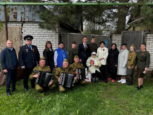 В Менделеевске бывшую узницу концлагеря поздравили с 80-летием Победы