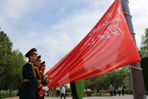 В Заинске подняли копию Знамени Победы в честь 80-летия Великой Победы