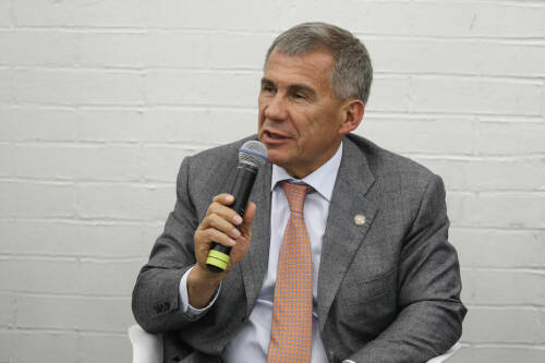 Минниханов поддержал мальчика, рассказывающего стих о Дне Победы