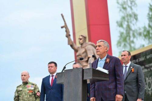 Минниханов поучаствовал в торжественном зажжении Вечного огня в Тукаевском районе