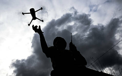 Не подходить к окнам, не снимать на телефон: что делать и как вести себя при атаке БПЛА