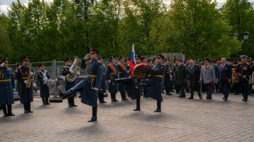 Татарстанцы возложили цветы к «Вечному огню» у Кремлевской стены