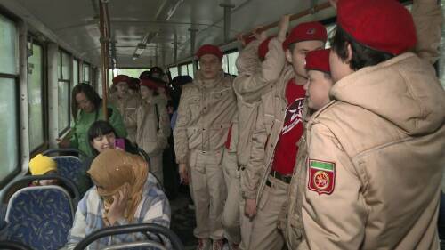 Песни Победы в трамваях: кадеты и юнармейцы устроили флешмоб для нижнекамцев