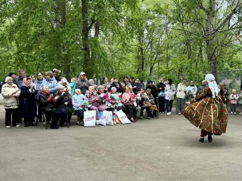 Традиционная акция «Концерт под окнами ветерана» прошла в Казани