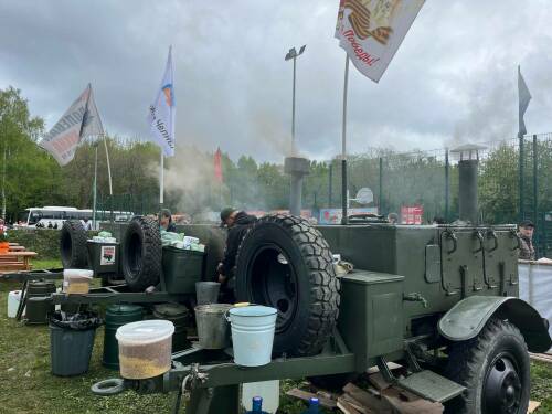 Каша по фронтовому рецепту: Рустам Гатин накормил челнинцев в День Победы