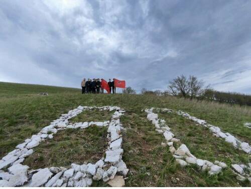 «80 лет Победе»: на вершине горы Бухарай в РТ появилась памятная надпись из камней