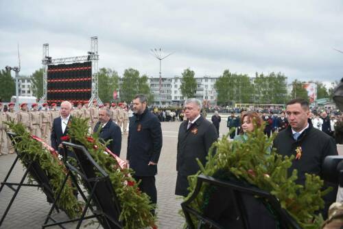 80 лет памяти: челнинцы возложили цветы к Вечному огню у «Родины-матери»