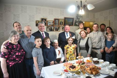 Мэр Челнов в День Победы навестил 100-летнего ветерана