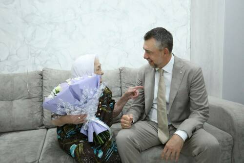 Дамир Фаттахов поздравил 100-летнюю жительницу Бугульмы