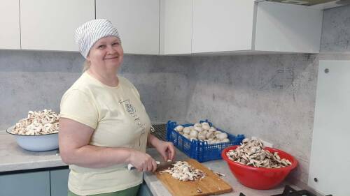 «Помогаю, как могу»: волонтер из Мензелинска готовит чай и супы для бойцов СВО