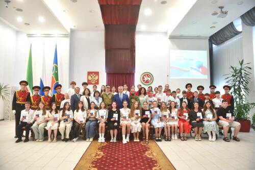 «Ставьте для себя высокие цели»: в Челнах юным гражданам вручили паспорта