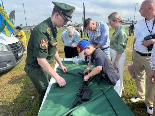 В День России у «Чаши» в Казани работает пункт отбора на службу по контракту