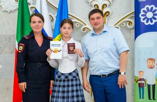 «У вас впереди большой путь»: Радмир Беляев вручил паспорта юным нижнекамцам