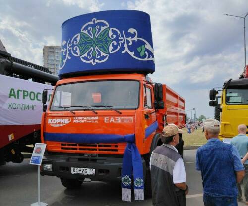 На Сабантуе в Челнах открыли выставку техники и провели конные заезды