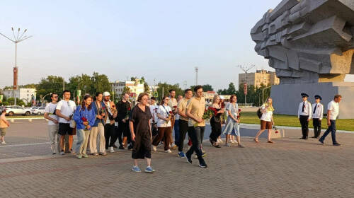 Участники «Путешествия в сердце Евразии» возложили цветы к Вечному огню в Челнах