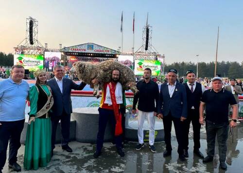 В Челнах абсолютному батыру Сабантуя вручили барана и авто