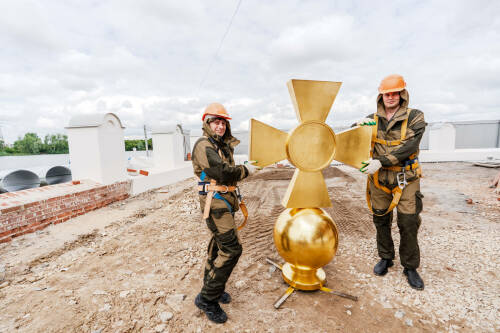 На храм-памятник в честь Нерукотворного Образа Спасителя на Казанке установили крест