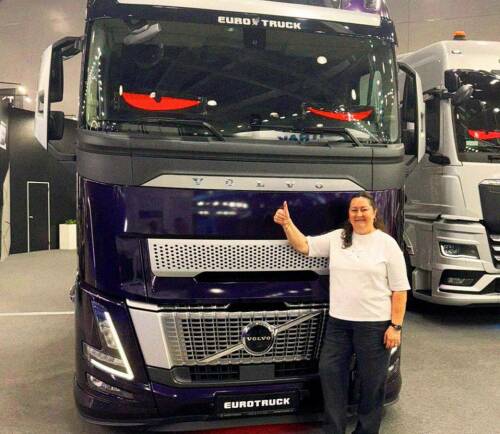 Volvo начала расследование из-за фото Елены Вяльбе на фоне их грузовика