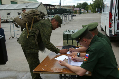 «Чтобы заключить контракт, к нам едут из других регионов»: всё о выплатах и льготах в РТ