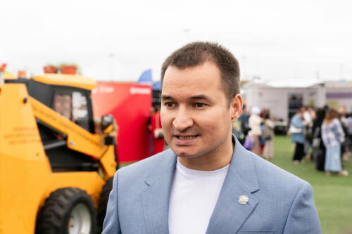 В День молодежи Ринат Садыков наградил победителей грантовых конкурсов