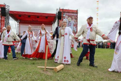 Видео: Минниханов присоединился к хороводу на празднике Уяв