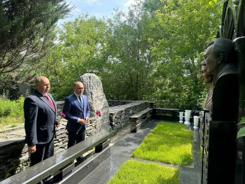Полпредство РТ возложило цветы к могиле Фикрята Табеева в Москве