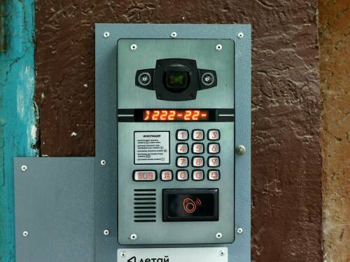 В Альметьевске через IP-домофоны начали оповещать о беспилотной угрозе