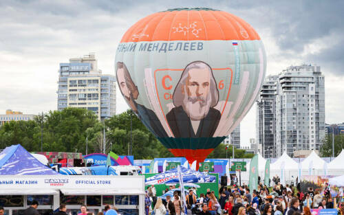 «Классные подарки и мастер-классы»: как гости VK Fest охотились за мерчем СИБУРа