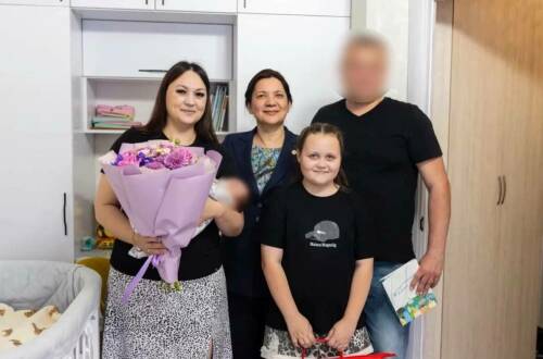 Гюзель Хабутдинова поздравила альметьевские семьи бойцов СВО с рождением детей