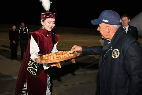 Боорсоки вместо чак-чака: в Киргизии Минниханова встретили с национальным лакомством