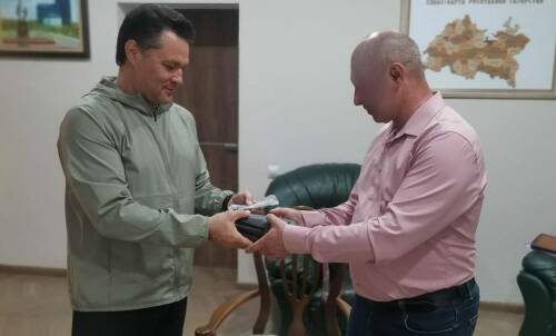 Глава Елабужского района передал бойцу СВО квадрокоптер ночного видения