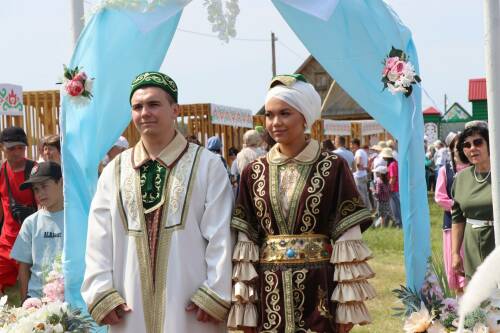 Свадьба на майдане: Салават и Алсу Минибаевы поженились на нурлатском Сабантуе