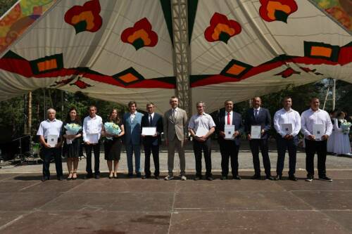 Дамир Фаттахов наградил победителей посевной кампании на Сабантуе в Бугульме