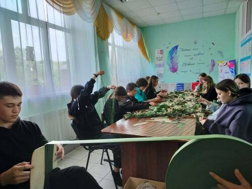 В пришкольных летних лагерях Верхнего Услона плетут маскировочные сети для СВО