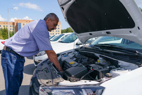 Автоэксперт Лигачев рассказал, стоит ли переплачивать за оригинальные запчасти на машину