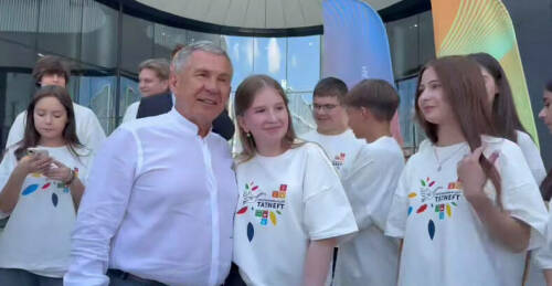 «Не хотели отпускать»: школьники сделали совместные фотографии с Рустамом Миннихановым