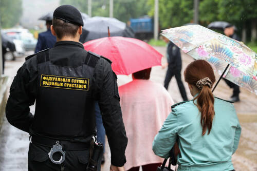 В отпуск без долгов: приставы напомнили, кого не выпустят за границу и как этого избежать