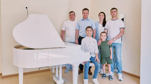 Казанская школа искусств получила рояль от Минниханова за успехи воспитанника