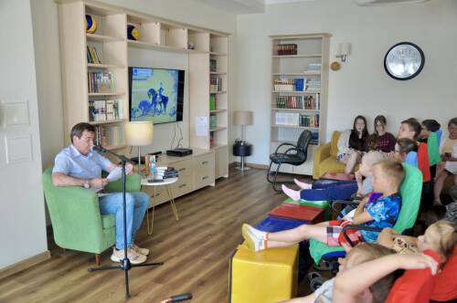 Юрий Камалтынов прочитал сказку маленьким пациентам ДРКБ