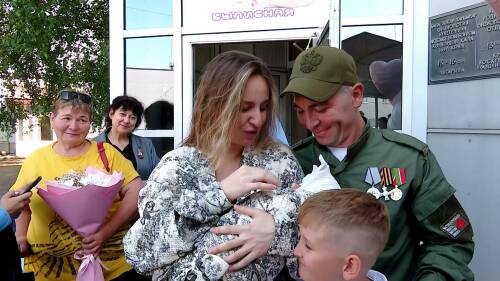 Ая – значит «чудо»: боец СВО из Альметьевска встретил жену и дочь из роддома