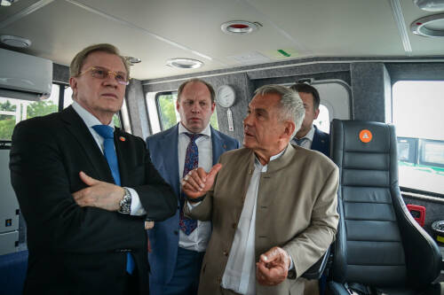 Минниханов и Савельев в речном порту Казани осмотрели два новых «Метеора 2000»