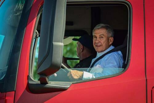 Минниханов поздравил «КАМАЗ-мастер» с победой на ралли «Шелковый путь»