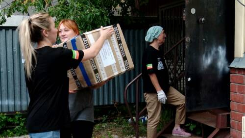 Из Альметьевска на фронт отправили внедорожник и 80 коробок помощи