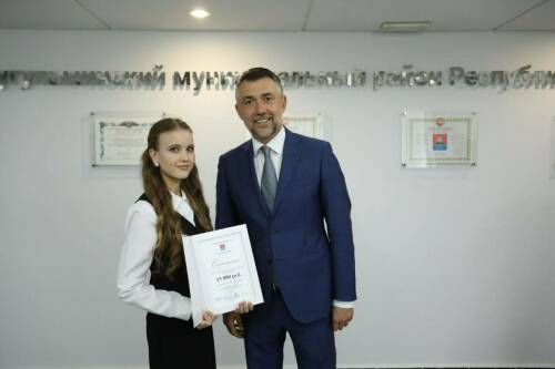 Дамир Фаттахов поздравил выпускников, набравших 100 баллов на ЕГЭ