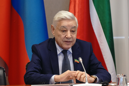 Фарид Мухаметшин вручил автобусы татарстанским семьям с 10 и более детьми