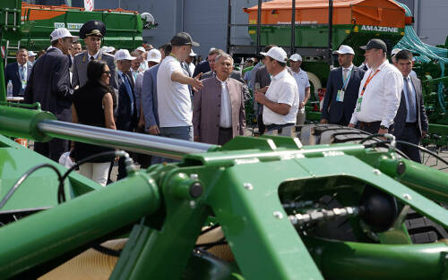 «Агроволга-2025»: дроны-агрономы, ягодные комбайны и 105 авто от Минниханова