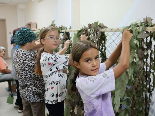Единство без границ: инвалиды и дети Актанышского района плетут масксети для СВО