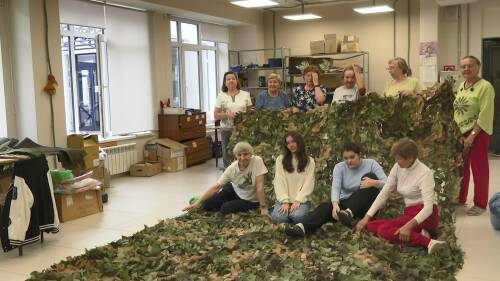 «Полторы тысячи сетей для передовой»: нижнекамские волонтеры сплели броню из ткани