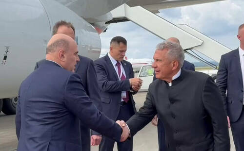 Минниханов встретил Михаила Мишустина в аэропорту Казани
